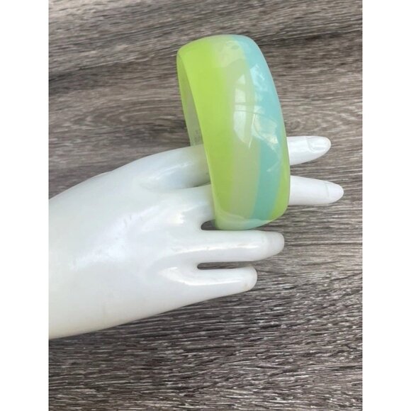 Vintage Lucite Acrylic Wave Bangle Bracelet Blue Turquoise Moonglow Sz 8” - Picture 2 of 8